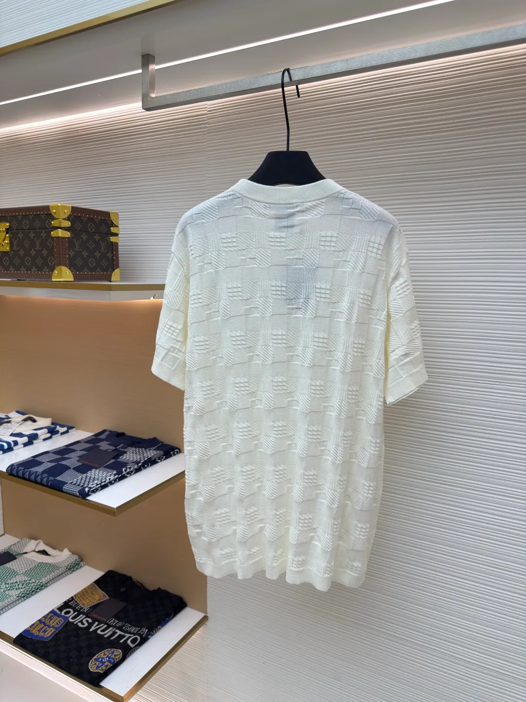 LOUIS VUITTON three-color plaid short-sleeves with rubber seal ●Authentic product: Purchased and developed at 9250 ●Item number: 1680393-A60 ●Fabric: combed cotton fabric ●Technology: knitting ●Version: fitted version ●Weight: about 310 grams ●Size: XS-S-M-L ●Description: The fabric is made of the same high-quality 101/2 count fully combed cotton as the original version and is knitted on an ultra-fine 14-needle computerized flat knitting machine. Compared with the ordinary cotton yarn version in the market, the 101/2 fully combed cotton has a more delicate texture. The raw materials The fiber reaches 25-35 mm, which makes the woven fabric more delicate, and the clothes are not easy to wrinkle, and the anti-pilling resistance can reach 4-5 levels; most clothes made of ordinary cotton yarn on the market are easy to wrinkle, and will have wrinkles after one wear, and will pill after being used a few times. The overall wiring is straight and delicate, the fabric is comfortable and soft, and the color is consistent without color difference. It can be matched with the same style to create a fashionable look and control various occasions. Customized accessories, complete with three standards, same style for men and women!